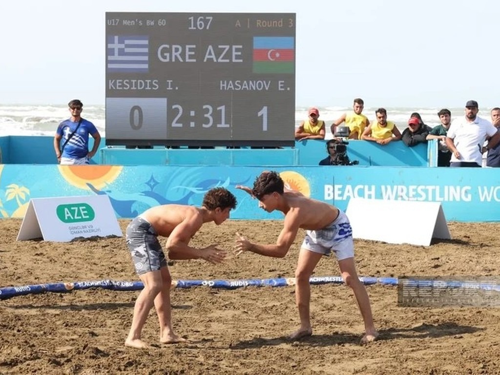 Luchadores juveniles compiten en el Mundial Sub-17 de lucha de playa en Bakú