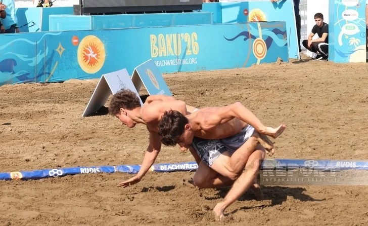 Lucha de playa internacional en la capital de Azerbaiyán