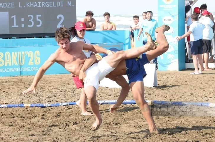 Luchadores sub-17 durante una competición en Bakú
