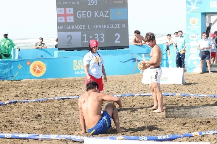 Participantes del campeonato mundial juvenil de lucha de playa