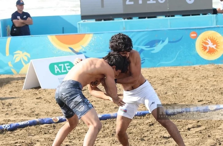 Combate de lucha de playa en el Mundial Sub-17 de Bakú