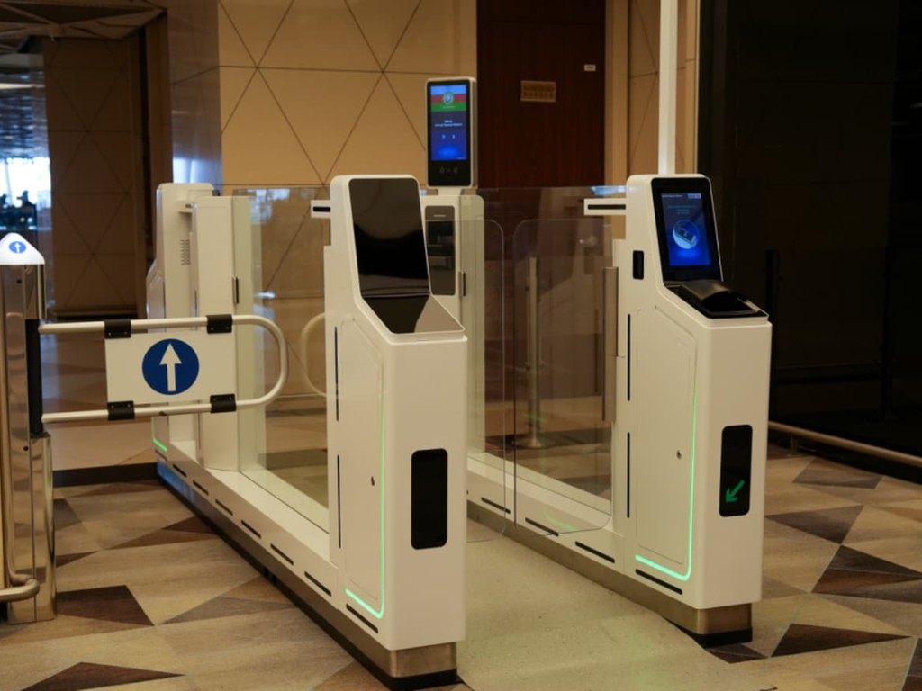 Puertas electrónicas de control fronterizo en el Aeropuerto Internacional Heydar Aliyev de Bakú