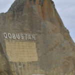 Turistas visitando la Reserva Nacional de Gobustan, con sus grabados rupestres milenarios