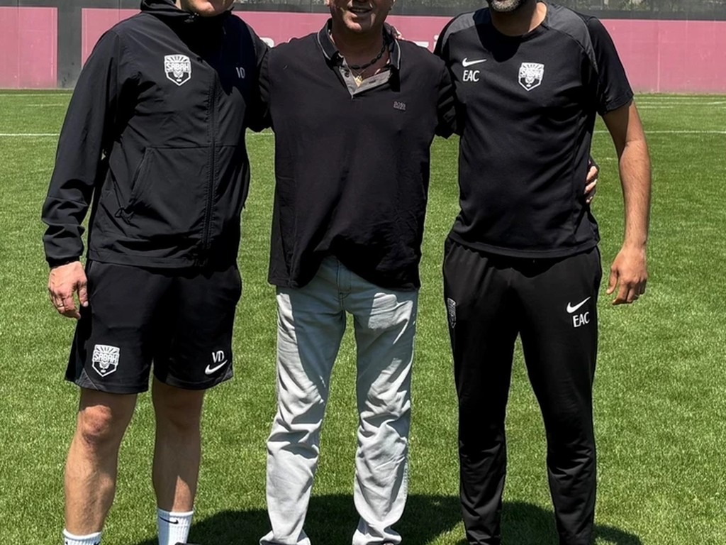 Toni Cortés junto al cuerpo técnico del Sabah FC