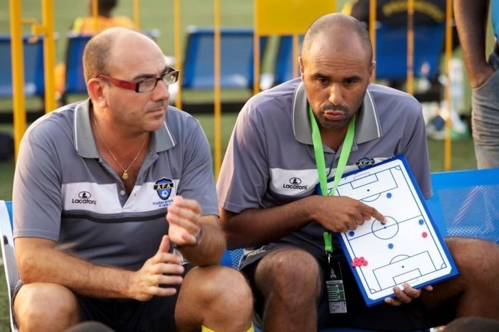 Toni Cortés analiza una jugada durante su visita al Sabah FC