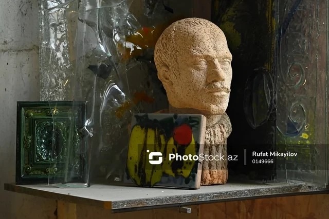 Obra de cerámica y vidrio del artista Jebrail Zakíev