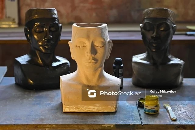 Obra de cerámica y vidrio del artista Jebrail Zakíev