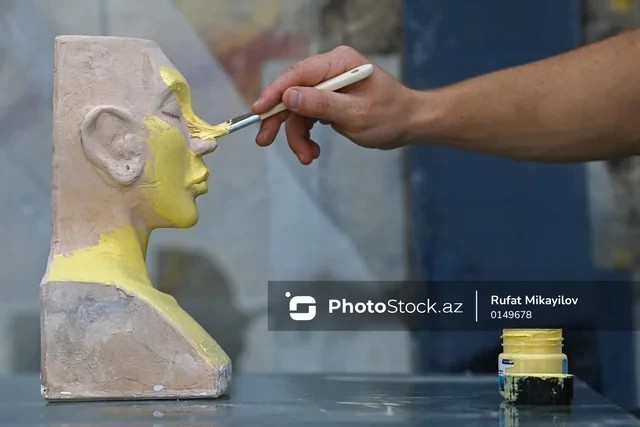 Obra de cerámica y vidrio del artista Jebrail Zakíev