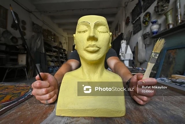 Obra de cerámica y vidrio del artista Jebrail Zakíev