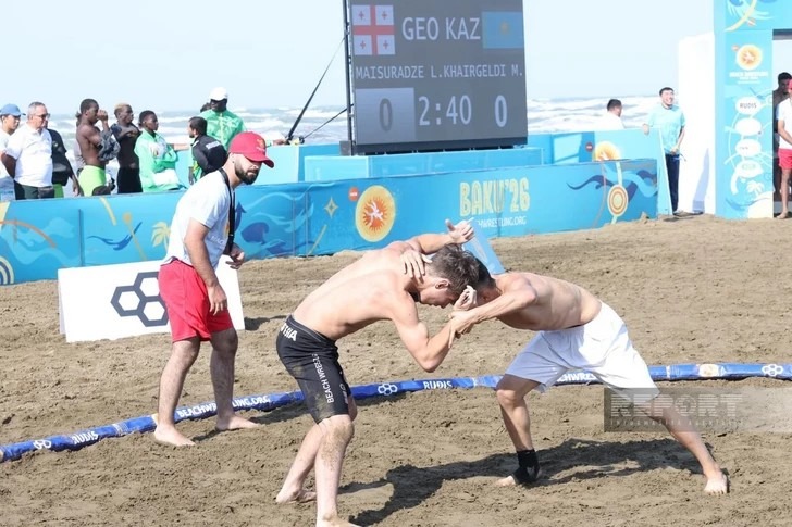 Competición de lucha de playa para menores de 17 años