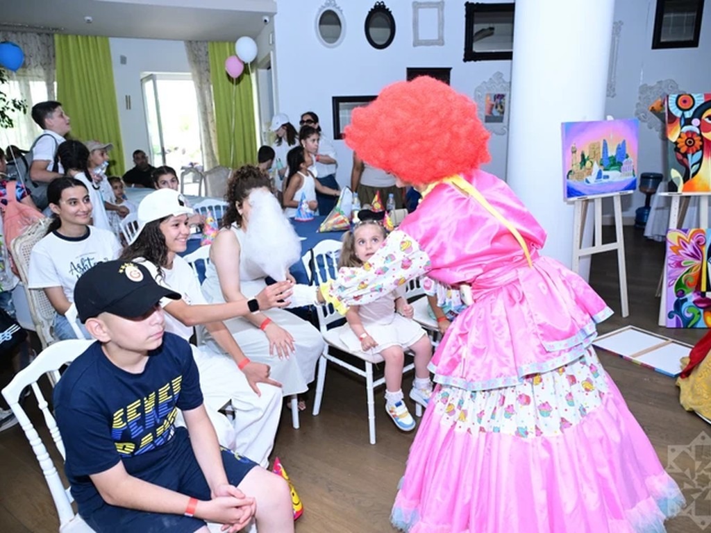 Niños participan en una actividad del Fondo Heydar Aliyev