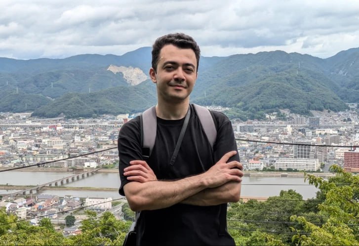 Kanan Majidzade de pie en un mirador de Japón